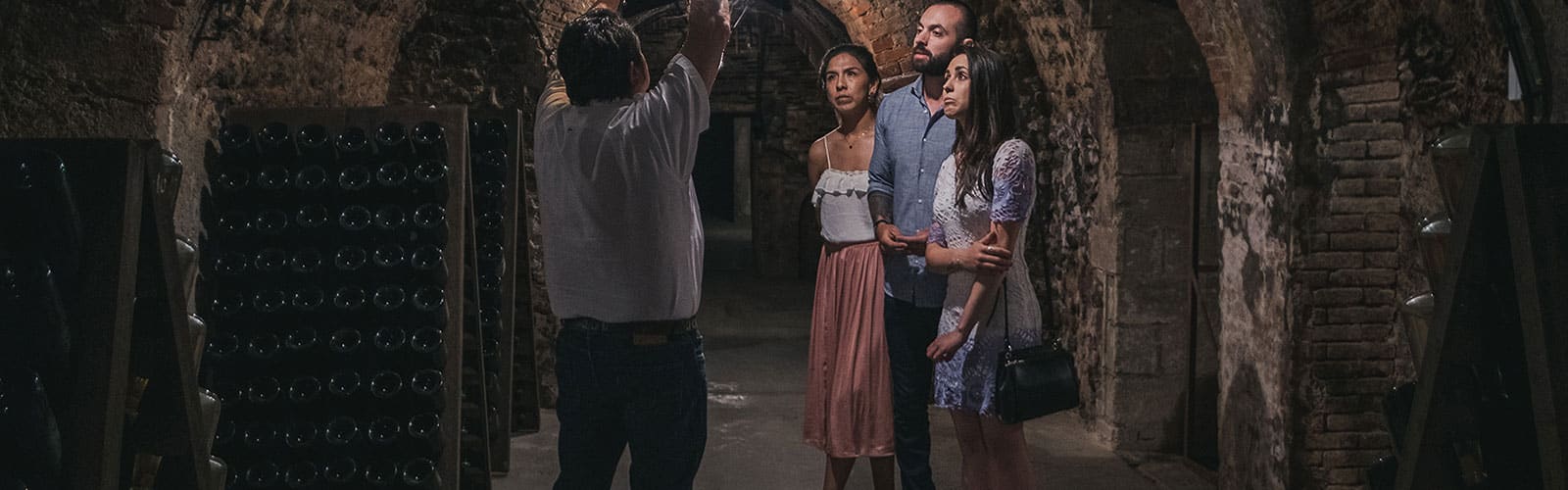 épicuriens qui visitent une cave de champagne