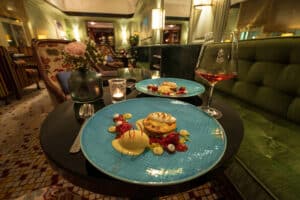 table au restaurant avec plat gastronomique - Epernay Tourisme