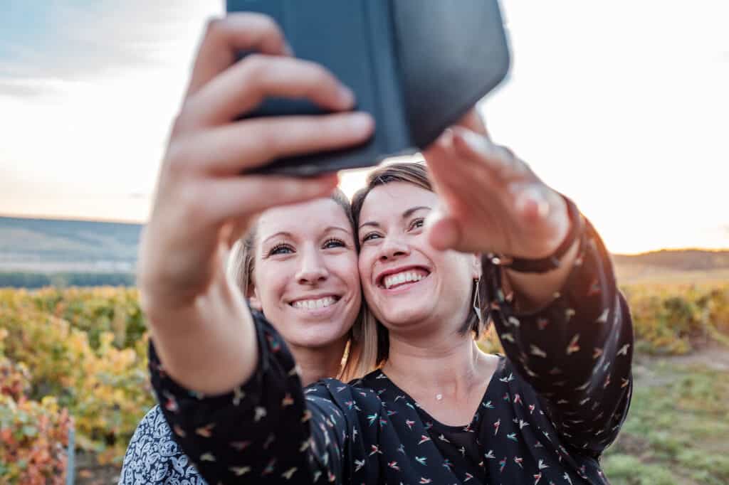 jeunes femmes dans le vignoble