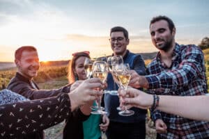 groupe d'amis qui trinquent dans le vignoble - Epernay Tourisme