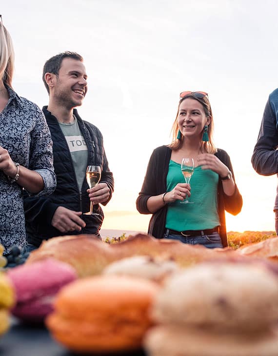 jeunes épicuriens qui dégustent du champagne