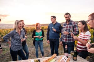 Groupe de jeunes qui prennent une flute de champagne dans le vignoble - Epernay Tourisme