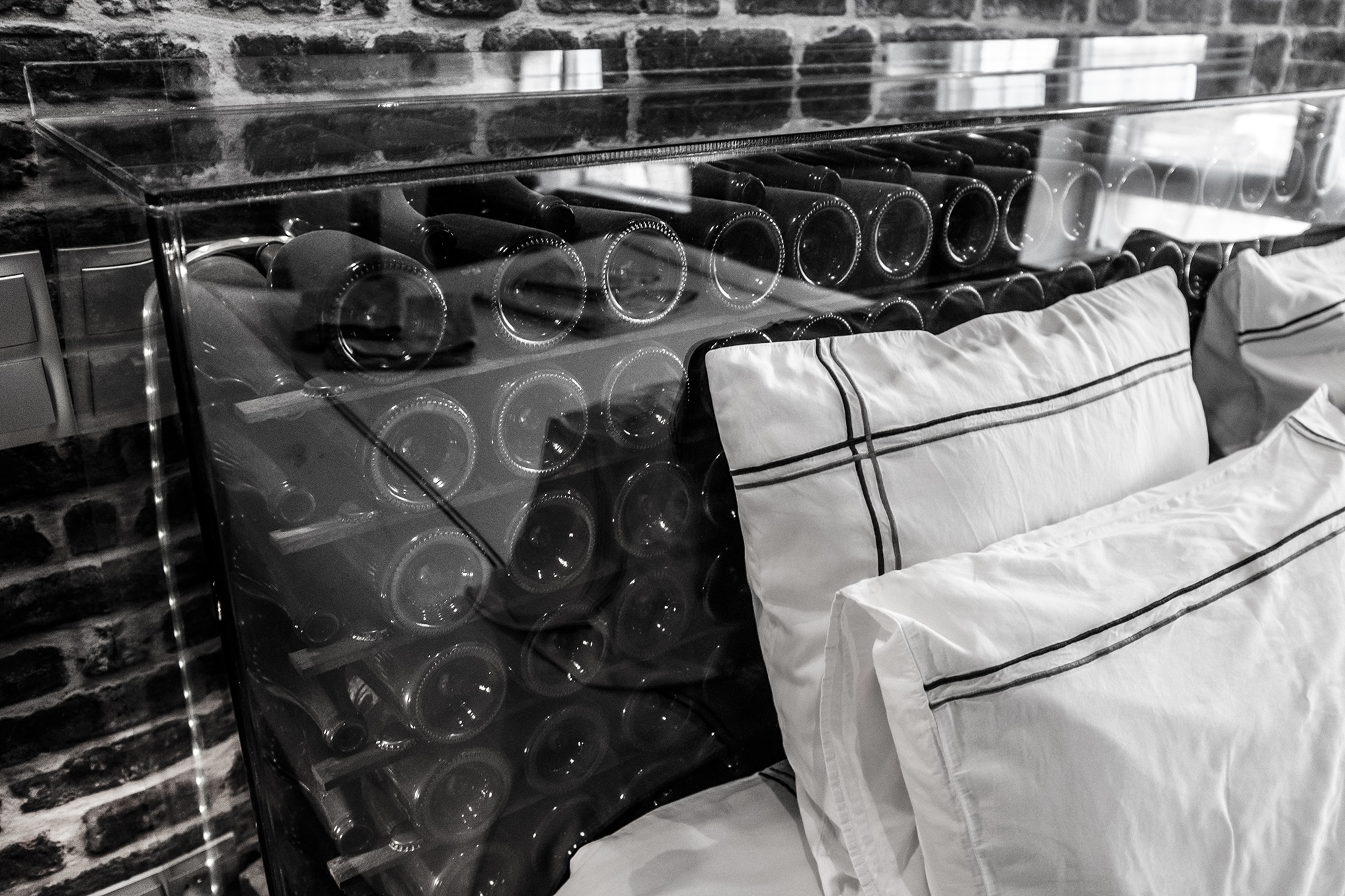 Tête de lit avec bouteilles de champagne - Epernay Tourisme