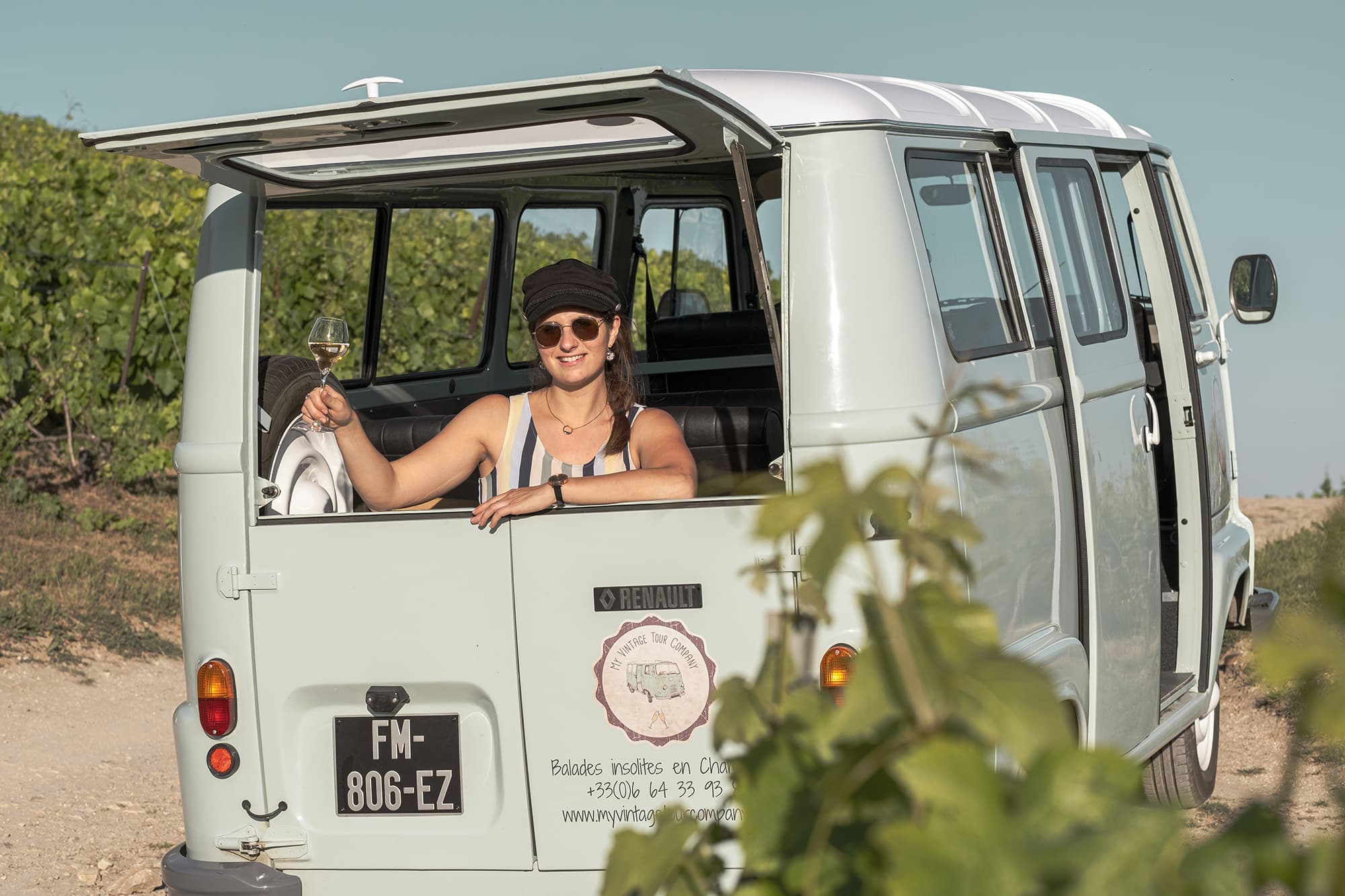 véhicule vintage dans le vignoble champenois