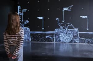 Jeune fille dans le musée Pressoria - Epernay Tourisme