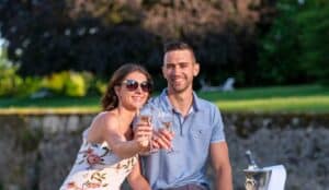 couple qui trinque dans les jardins champenois - Epernay tourisme