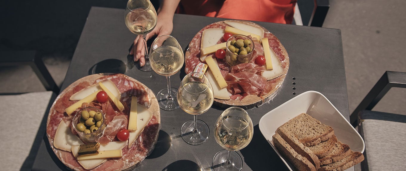 Plateau fromage charcuterie accompagné de champagne - Epernay Tourisme