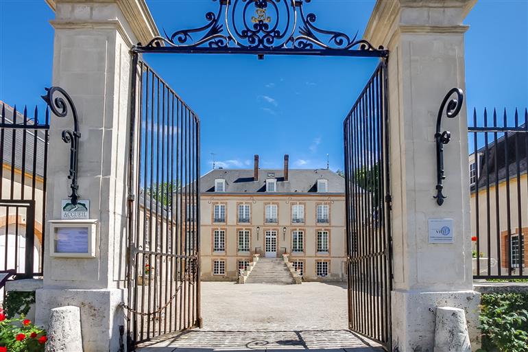 Château de Pierry le plus bel ensemble patrimonial du 18 ème siècle au pays d'Epernay, au coeur de la Champagne.